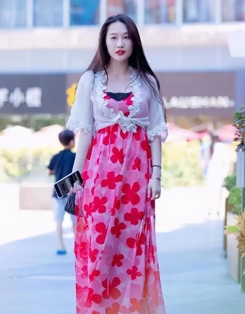 连衣裙穿出时尚态度，阳光清新