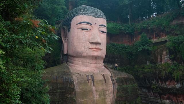 四川一尊摩崖石刻佛像，曾历时约九十年建成，是5A级旅游景区