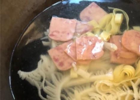 自己在网上看教程学会了毛血旺，自学成才，感觉比外面买的好吃