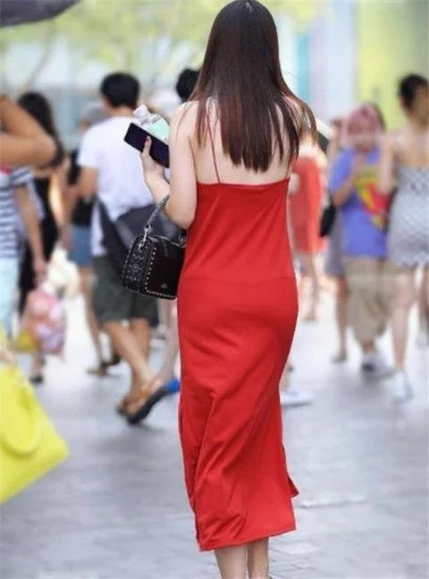 街拍:小姐姐扎着俏皮丸子头,身穿格子吊带短裙,减龄大方