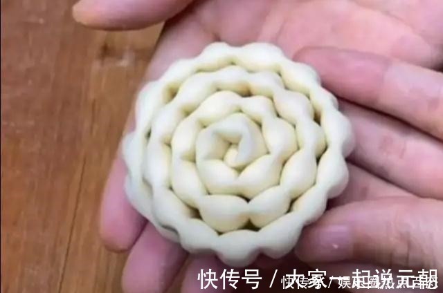 好吃|最简单的花卷，一搓一压一卷，造型有创意，既好看又好吃