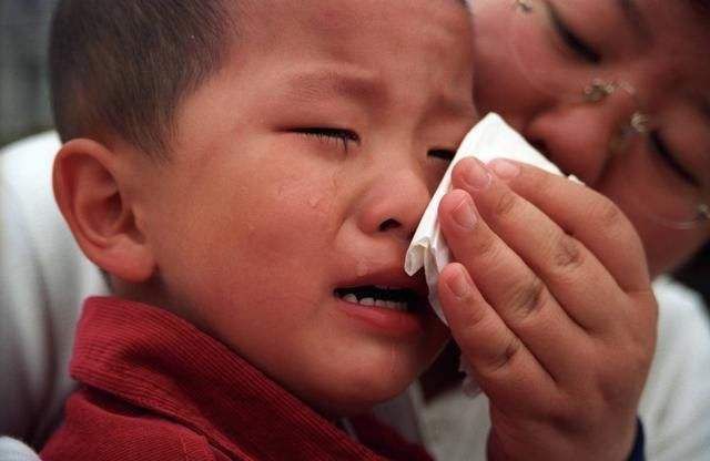 桃子|熊孩子把超市桃子全都戳上一个洞,网友真是妈妈的好“帮手”