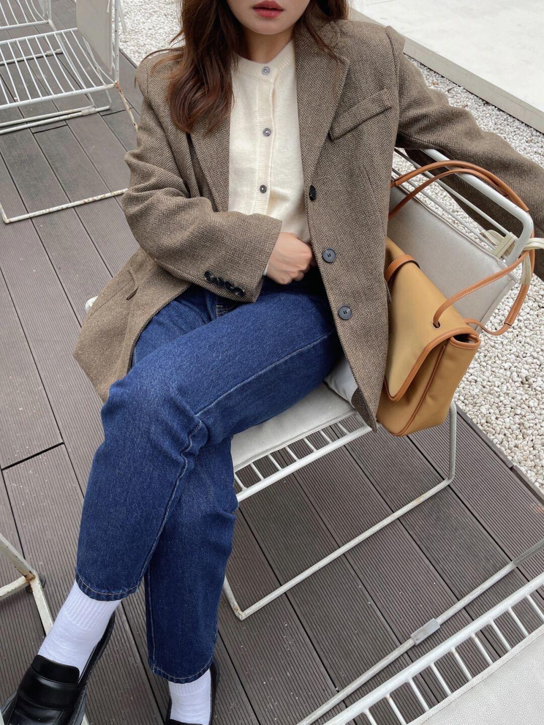 时尚博主|秋冬韩系不露腿穿搭怎么穿?西装格子外套+牛仔裤,复古又时髦!