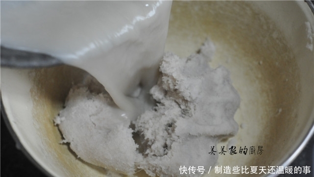 年菜少不了炸丸子,大厨教你一招,3块钱能炸1大盆,那叫一个酥香