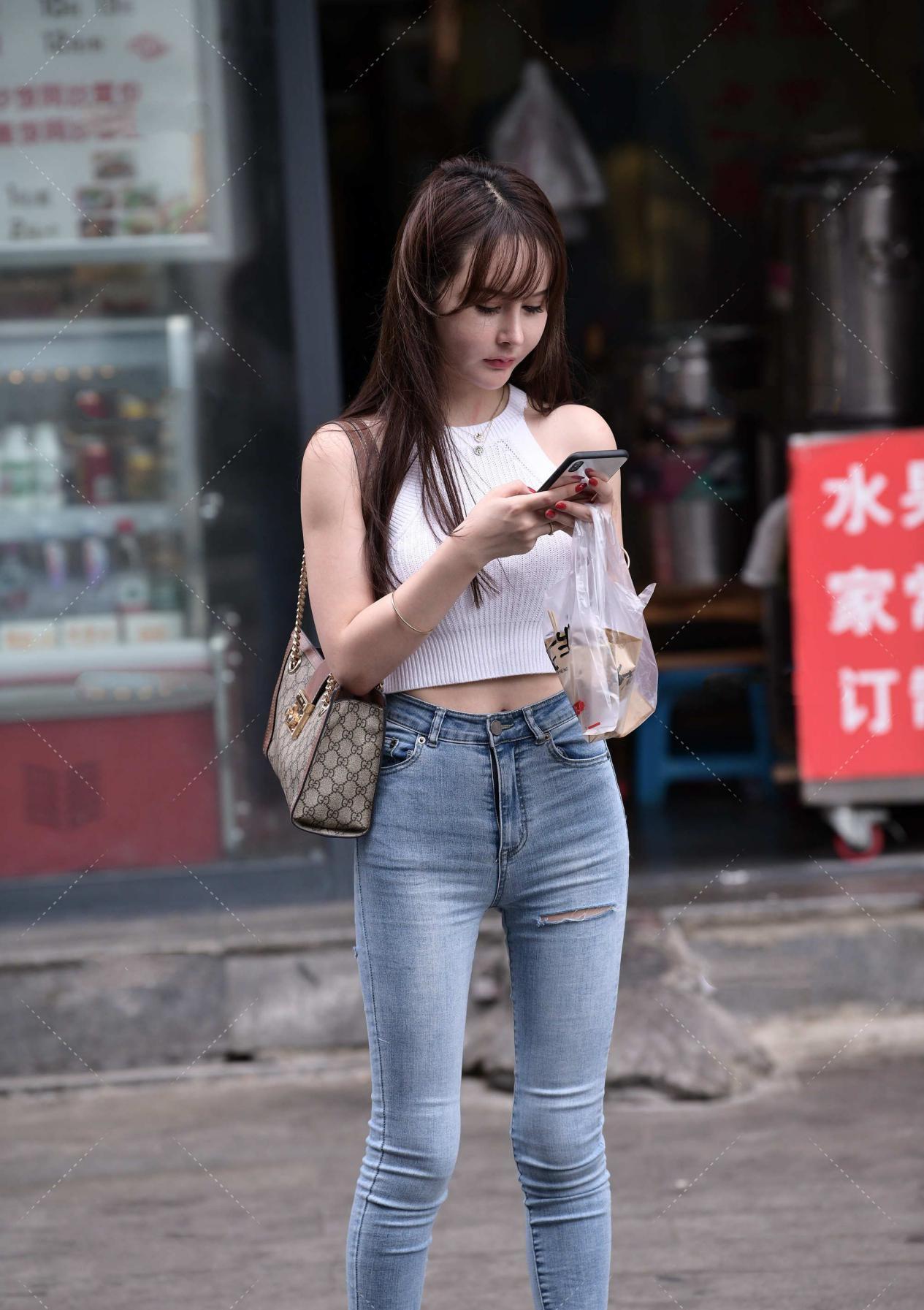 浅色牛仔裤的多种搭配方式,与白色背心组合,经典时尚