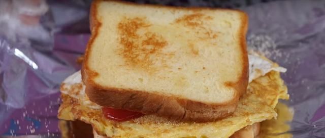 吐司|大妈路边卖“吐司蛋堡”小吃,一份15让顾客很“不满”,要求涨价