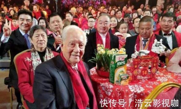 伴舞者|春晚不對外售票，那么現(xiàn)場觀眾席坐的都是什么人他們身份不簡單