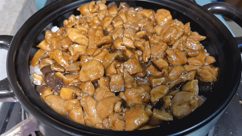  砂锅鸡肉焖|冬天，鸡肉就喜欢这样吃，用砂锅做焖饭，米香肉嫩，天天吃不腻