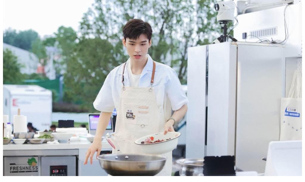 第二期|《中餐厅5》龚俊周也频繁互动引争议，俊男美女之间有纯友谊吗？