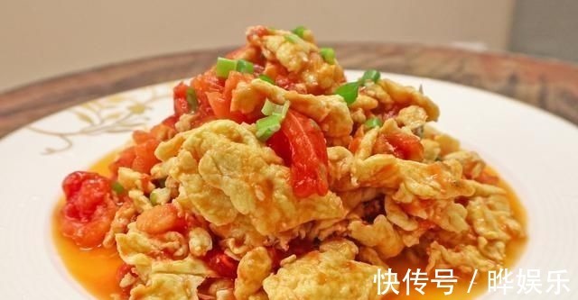 “西红柿炒鸡蛋”很多人第一步就错了，难怪不好吃，看大厨咋做的