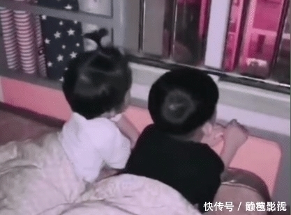 父母|兄妹俩趴床上手舞足蹈看着马路对面，妈妈凑近一看，顿时哭笑不得