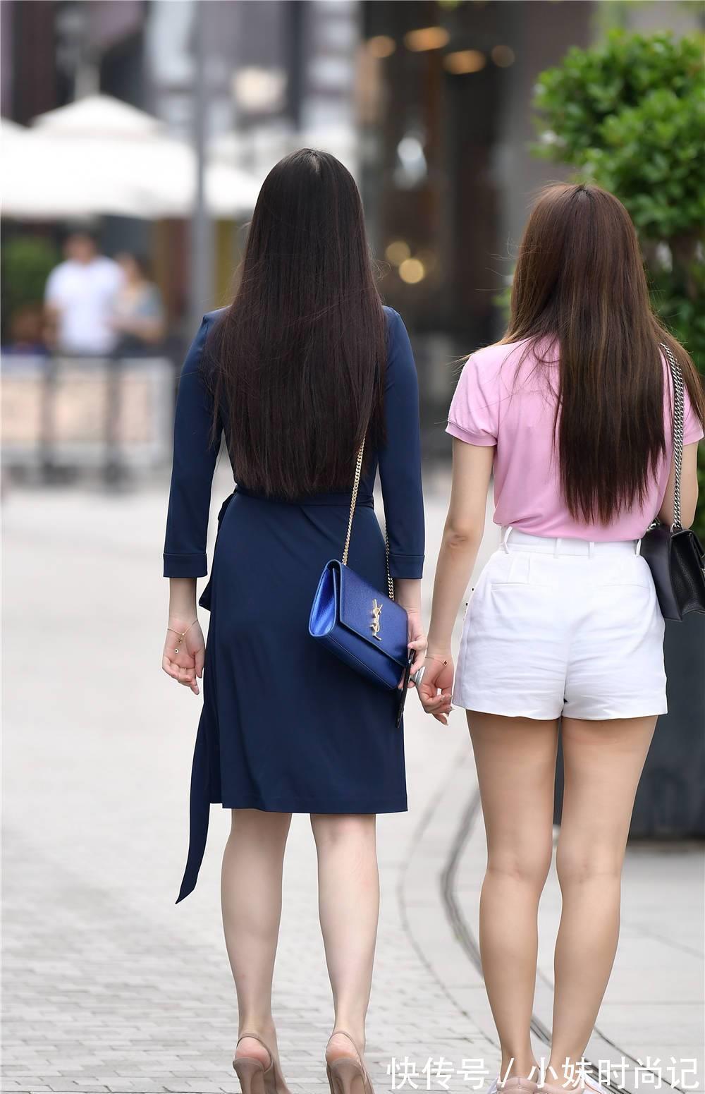 小姐姐|街拍:2闺蜜深蓝色长袖连衣裙,收腰系带设计,配肉色尖头细跟鞋