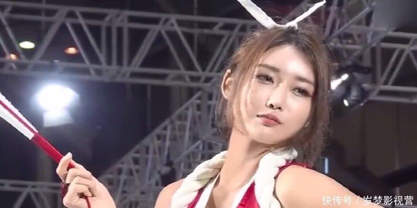 火舞|模特小姐姐cos火舞,挺胸的瞬间,网友:100年也追不到