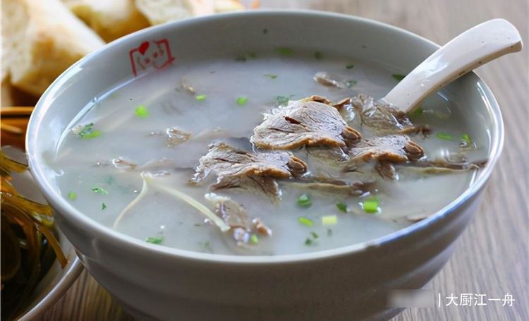 难怪|炖羊肉汤，有人先焯水有人直接炖！大厨:都不对，难怪羊汤不好喝