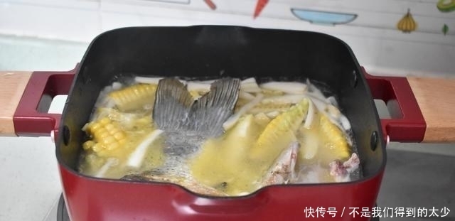 两口子的晚餐,一荤一素一汤,实惠又好吃,吃着舒服,光盘不浪费