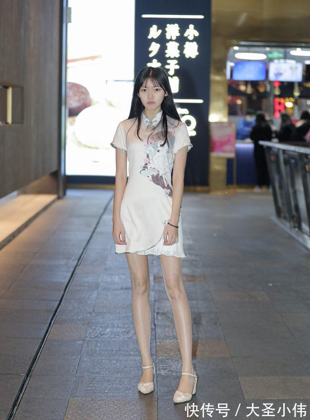 时尚打扮|美女街拍:连衣短裙搭配花样多,多种气质都可以穿出来,时尚打扮不能少