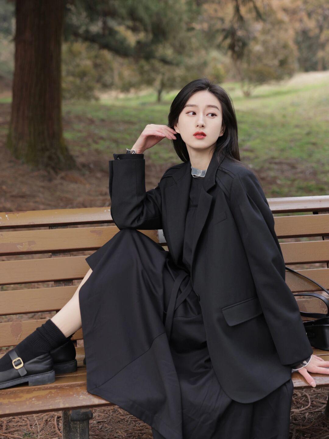 连衣裙 你的衣橱里绝对少不了“西装”,来看潮人的时尚造型,值得借鉴