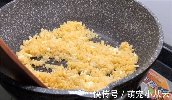 炒黄金鸡蛋炒饭时，先放蛋还是饭，很多人做错，大厨教你正确做法