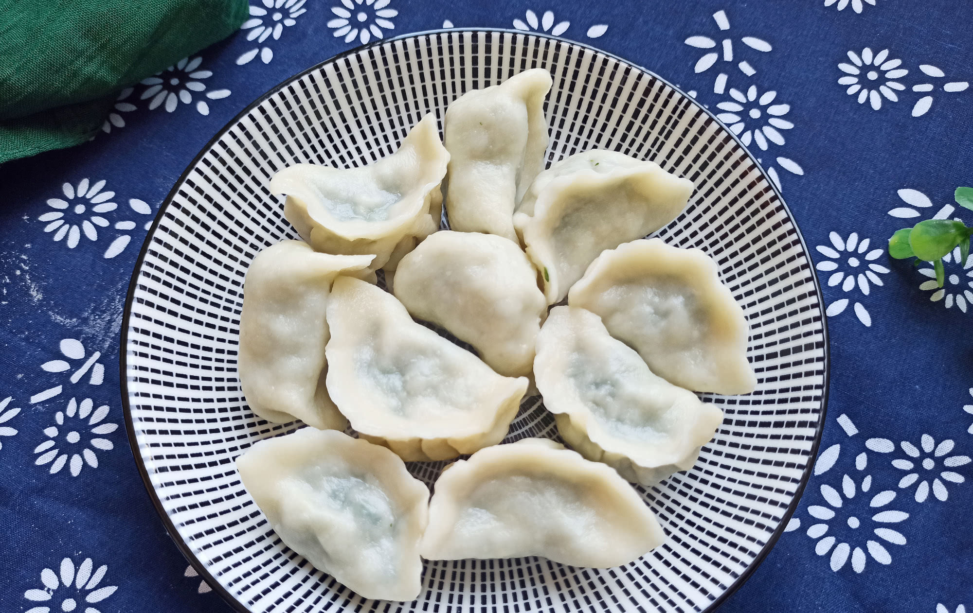 麦蒿|春天的野菜我只认它,做成饺子馅真香,鲜嫩多汁,城里人很少吃过