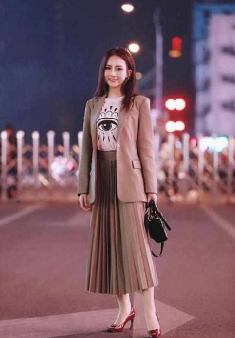 小姐姐|街拍:OL小姐姐一袭小西装,装扮到底,时尚大气又不失性感