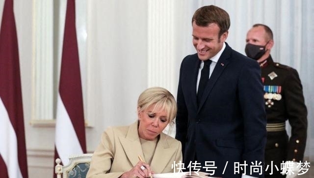 布丽吉特|法第一夫人终于换发型了!穿黑丝袜配高跟鞋,马克龙笑得合不拢嘴