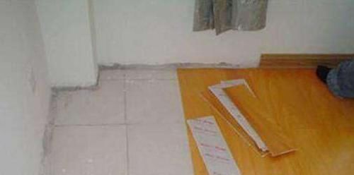 热胀冷缩|头一次见在旧瓷砖上铺木地板,真是太聪明了,后悔我家装太早了