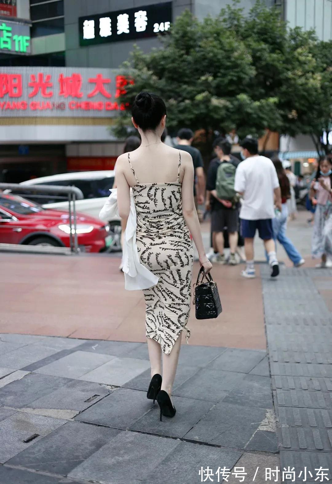 优越感 高跟吊带裙美女少妇,风韵犹存流连忘返