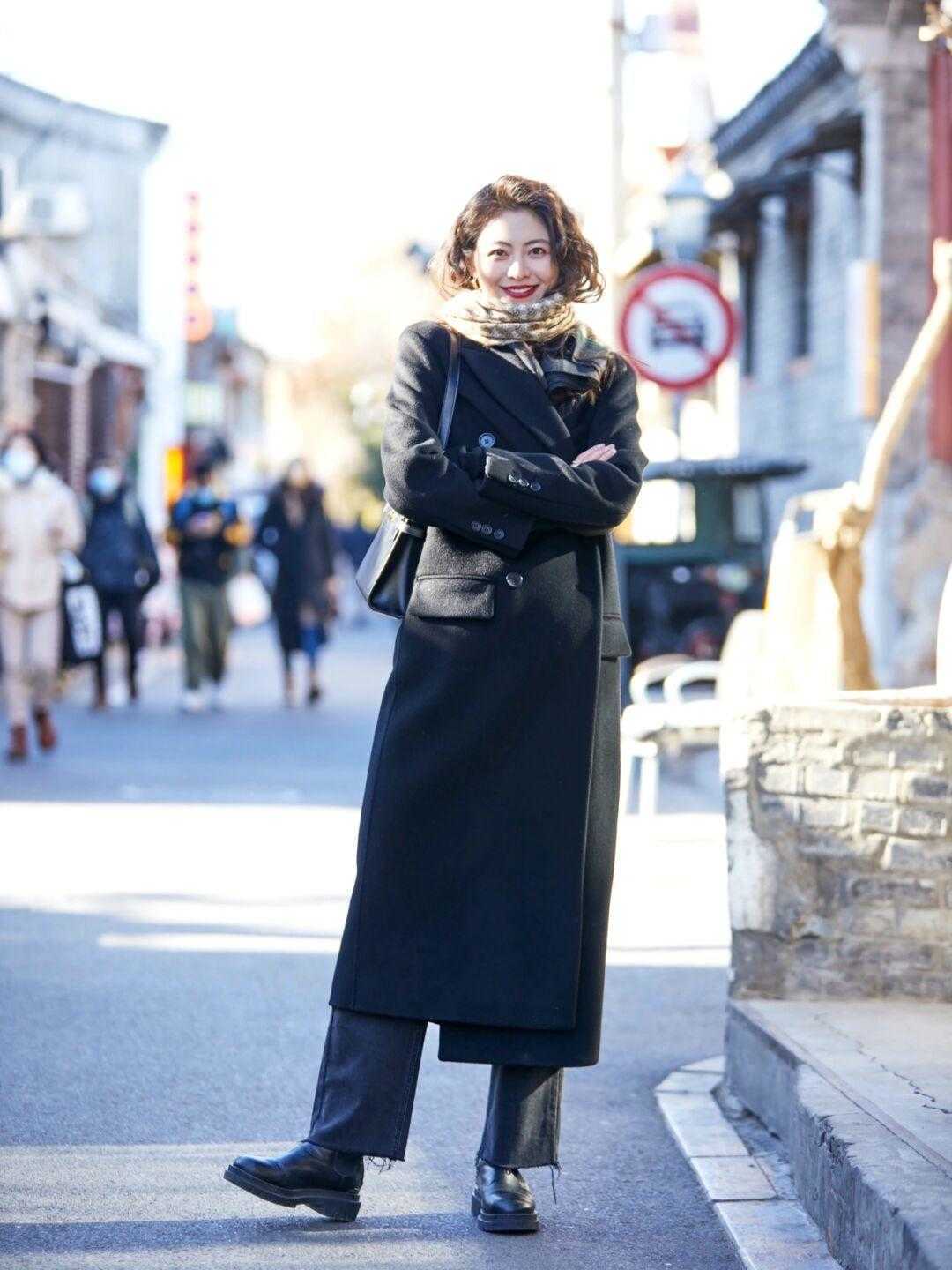 修身裤|今年别在穿“修身裤+长靴”,九分阔腿裤+紧口靴,才是最时髦