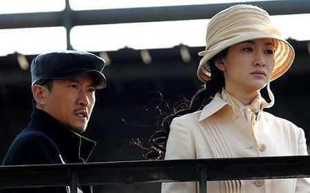 白色|李小冉穿白色礼服出席活动,仪态优美,我最喜欢她这一点