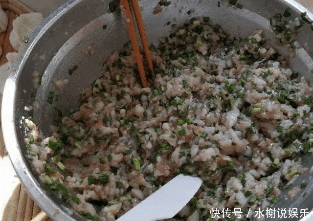 婆婆|第一次去农村婆婆家，她包饺子的食材让我怀疑人生，这下长见识了