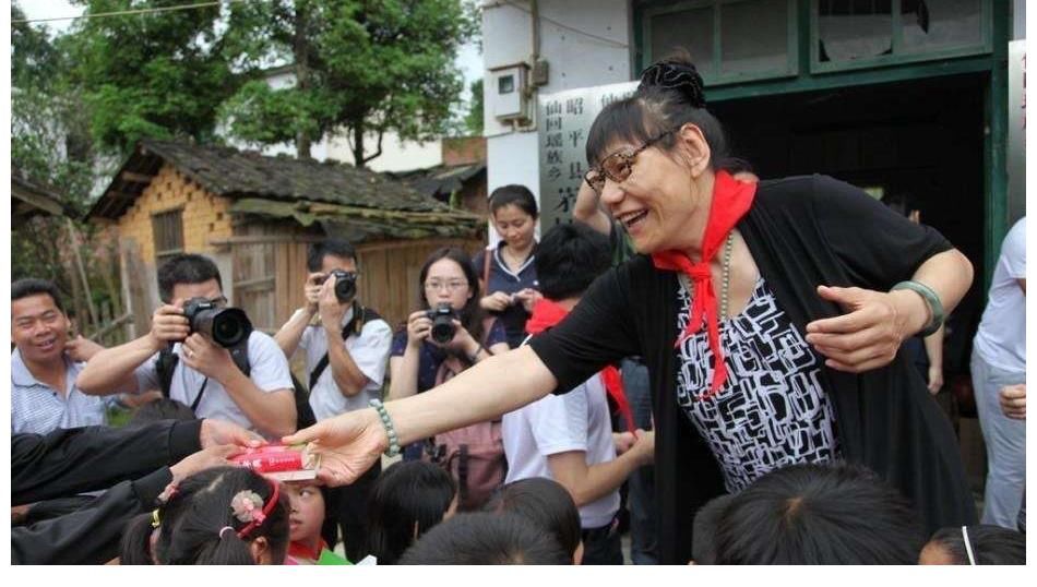 wnb54岁郑海霞身穿四颗星军装，与科比合影遭热议，结婚9年不敢生育