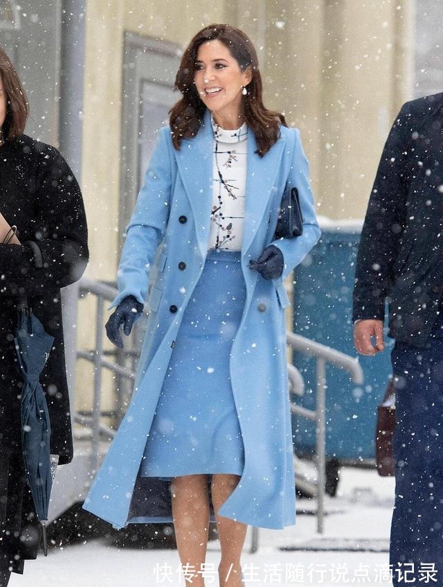 深色 降温怎么穿搭西班牙王后抗冻有一套，时尚并不意味着一定露腿！