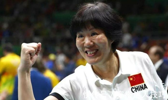 中国女排|郎平在美国逛服装店!女排前主帅气色挺不错,功勋主帅买了啥?