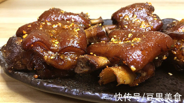 家常香烤卤猪蹄，先卤后烤，家常做法，香而不腻，口感劲道，太完