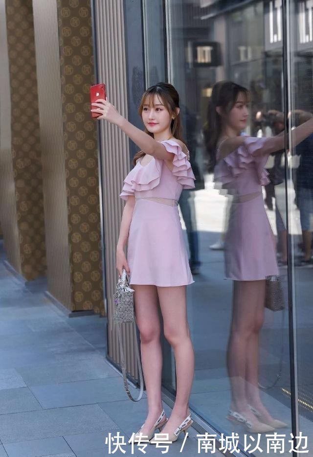 清纯|黑色T恤衫搭配格子百褶裙，清纯迷人，学生气十足
