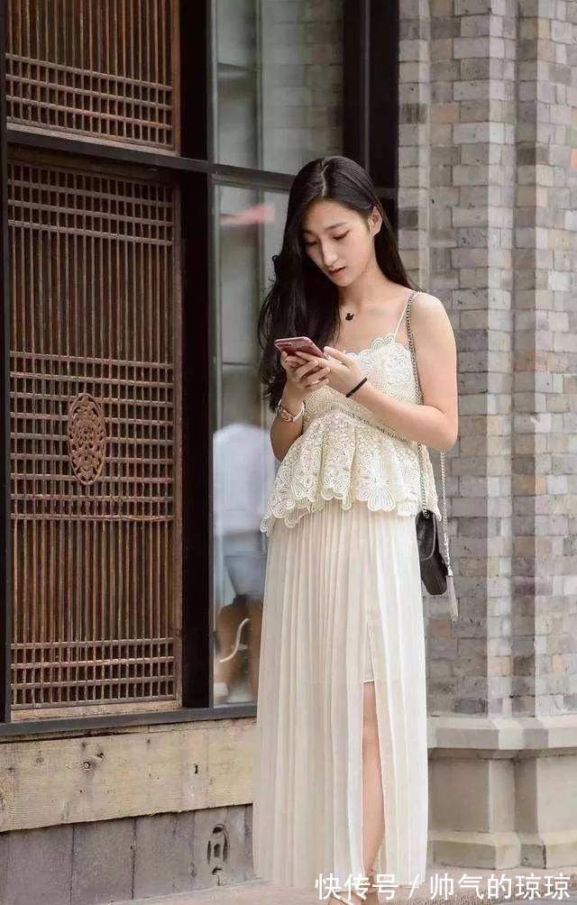 穿搭 美女搭配着一双气质的高跟凉鞋,绑带的设计让她看上去更加的迷人