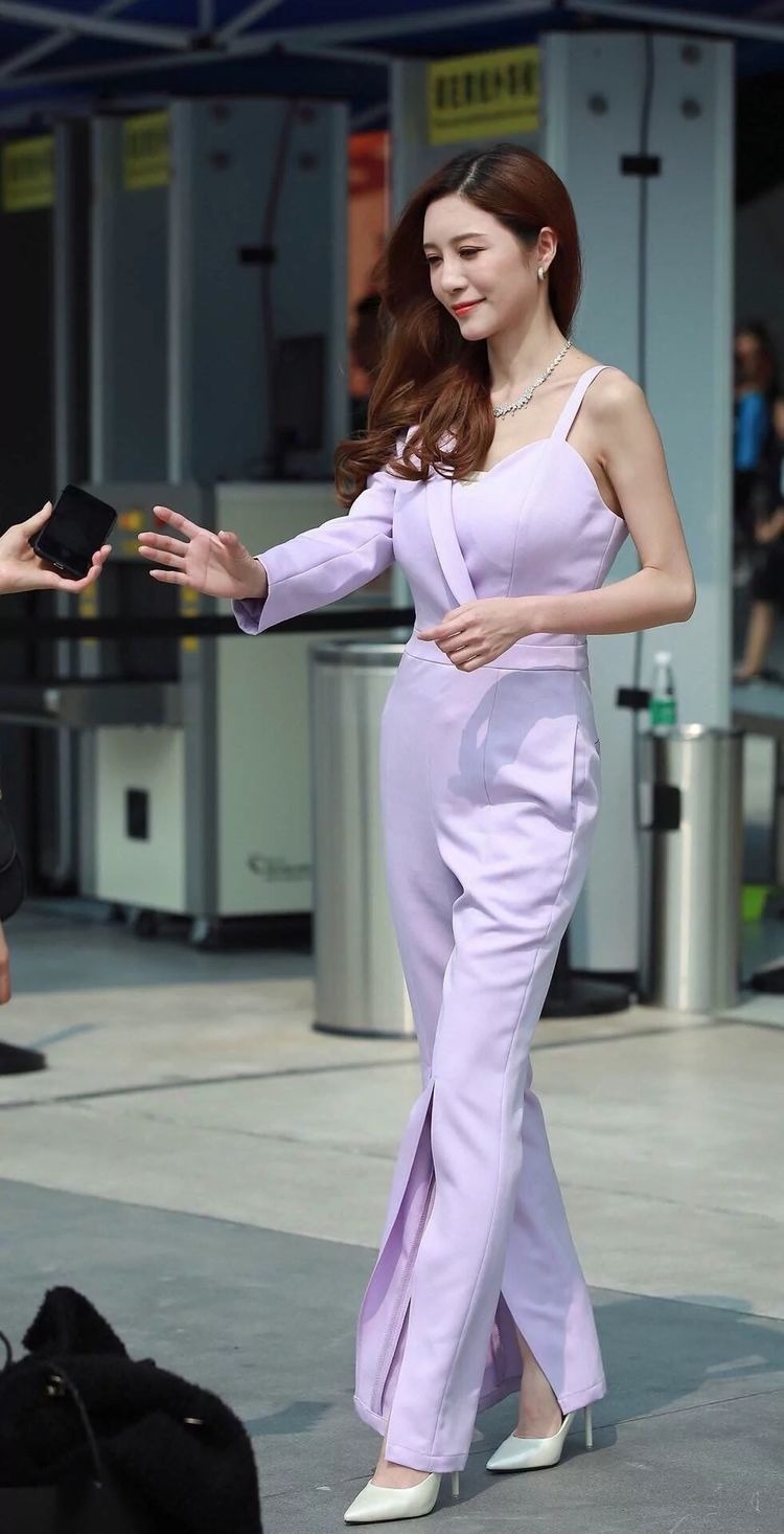 街拍：美女身穿黑白色的连衣裙，展示纤细的身材，简单不失好看