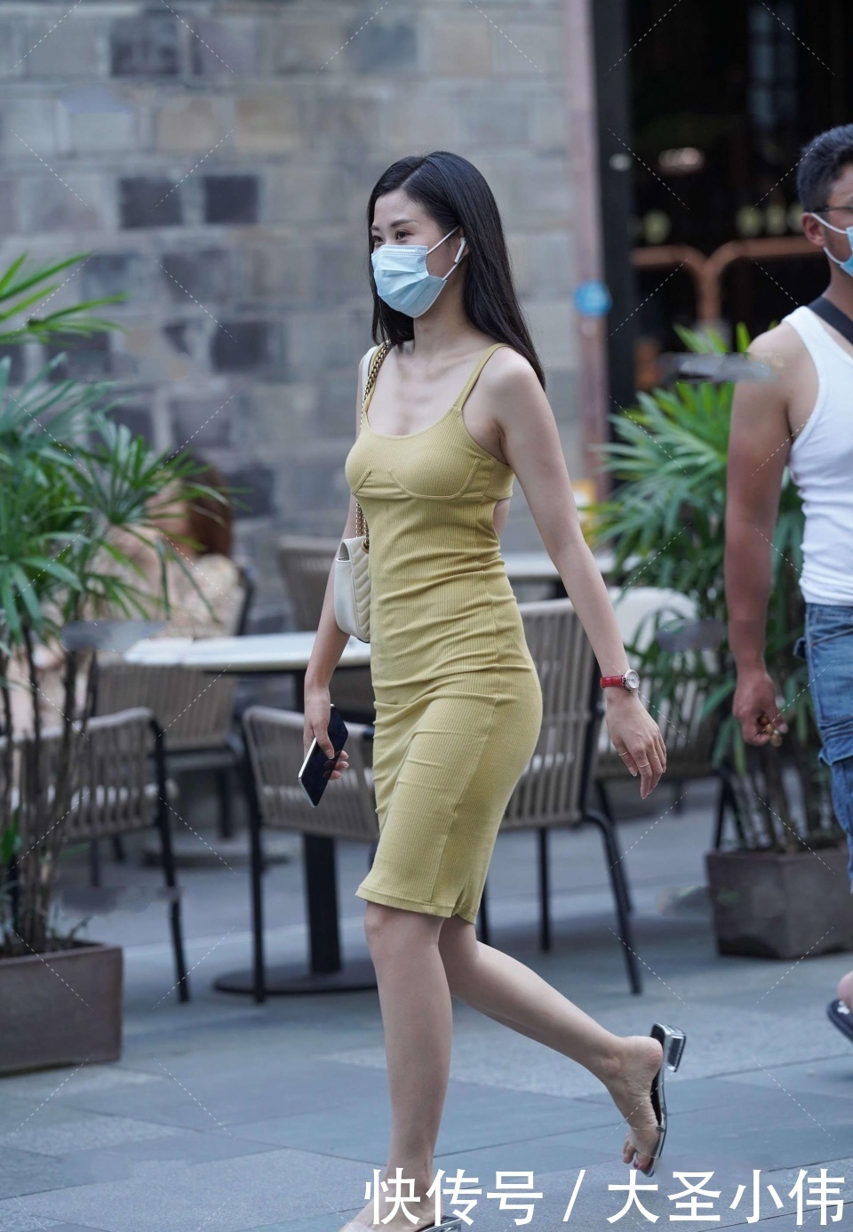 版型|美女街拍:姐姐的气质真是“仙女”!非常典型的瓜子脸,一看就是大家闺秀