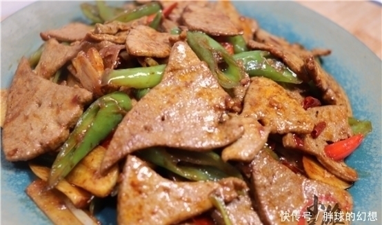 猪肝切记不要用清水洗，等于吃毒素，多加一步，血水脏东西全跑光