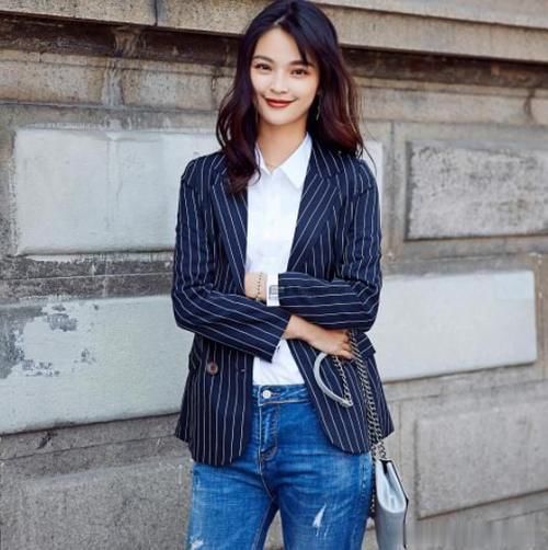 你还在穿风衣吗？试试这3款“短外套”吧，穿脱方便百搭实用