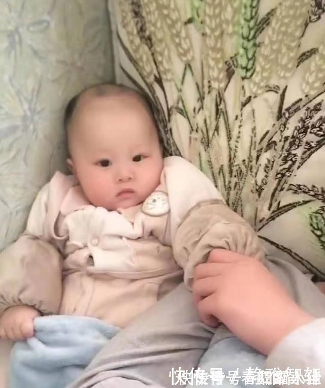 宝宝|爸爸哄小宝宝睡觉,突然放音乐,宝宝反应把妈妈笑翻了