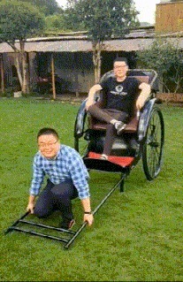 |搞笑GIF:女汉子真是不简单啊,还以为妹子要坐上去呢