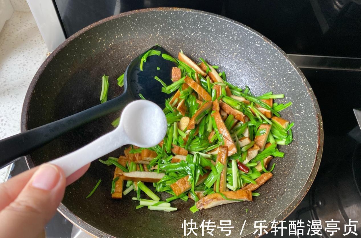 蒜苗炒豆干|蒜苗和豆干搭配，简单炒一炒，鲜美下饭，好吃又解馋