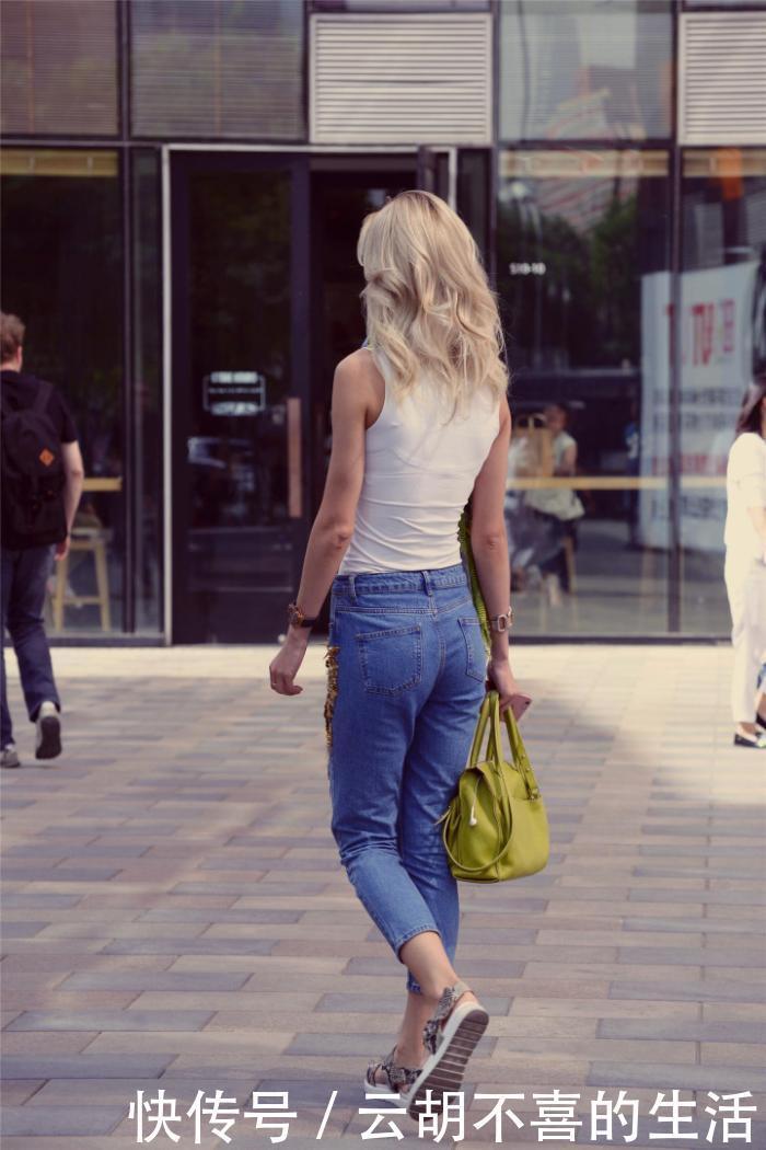牛仔裤的穿搭,还是喇叭裤的小姐姐略胜一筹哦