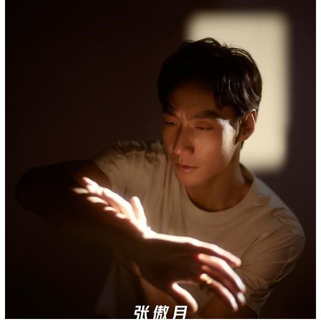 曾被王菲邀請(qǐng)助演，也是春晚常客，張傲月才是《追光》的掃地僧