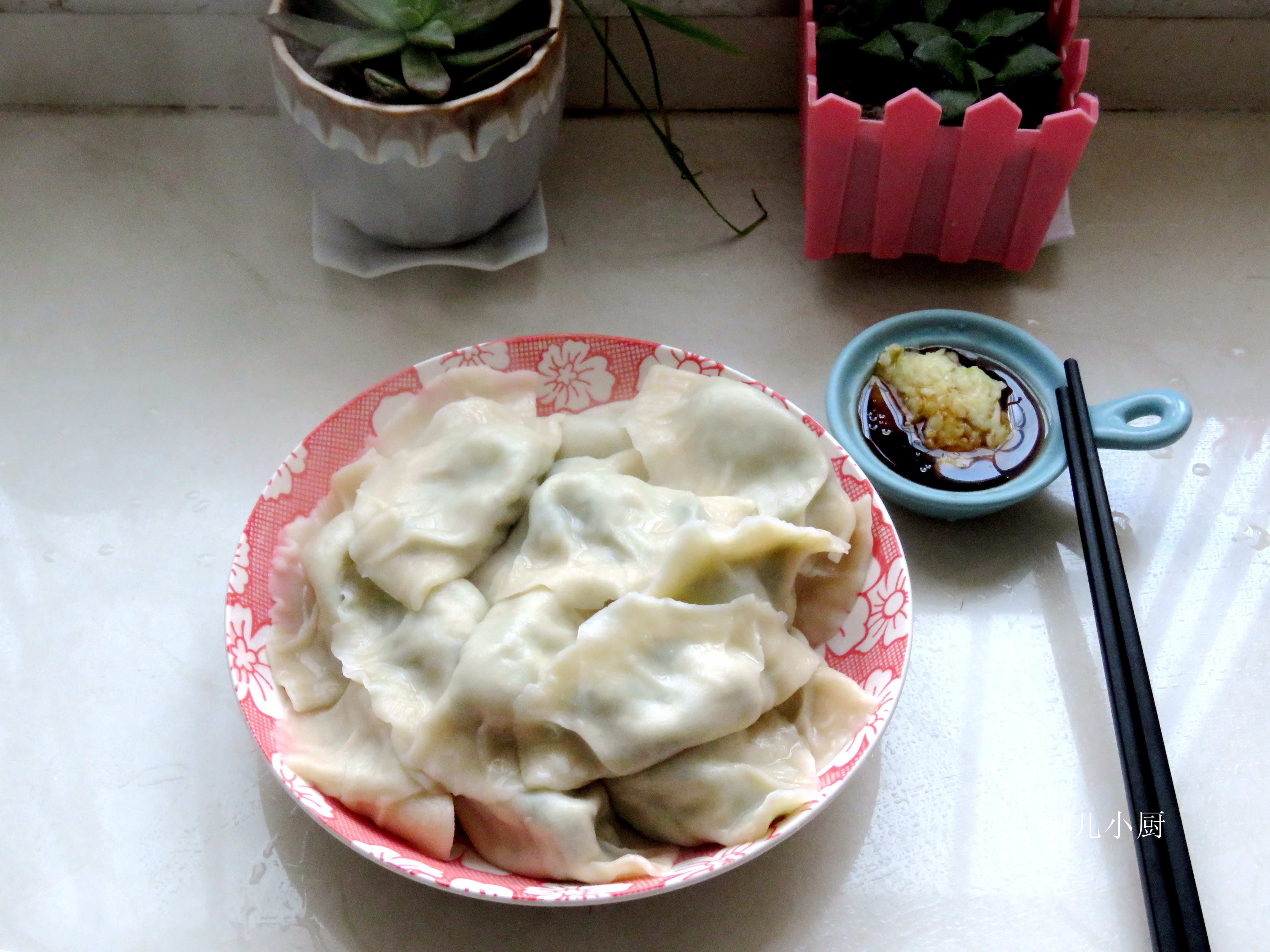 这肉六块钱一斤，不管炖炒都不好吃，唯独用来包饺子味道棒极了