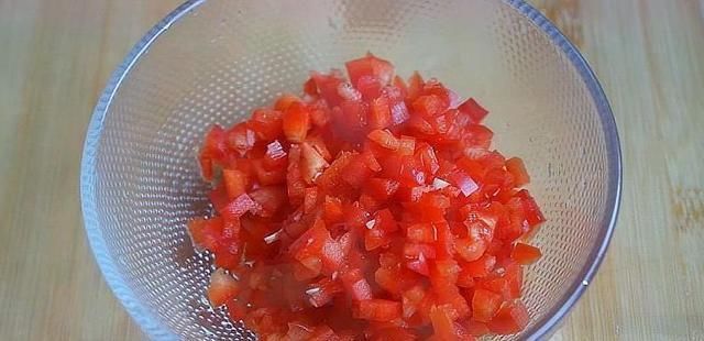 红灯笼椒|豆腐别再红烧了,试试这种做法,一顿2斤不够吃,做法超简单