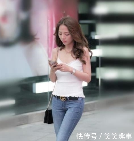  感觉|街拍：紧致身材的小姐姐，走路自带气质，让人心动的感觉