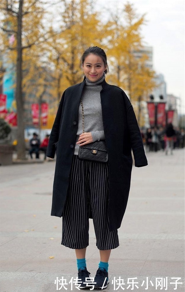 时尚穿搭，美女穿黑色长袖衬衫，突出一丝小性感