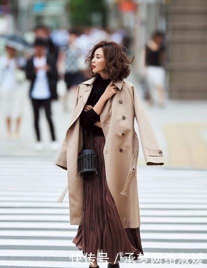 “大衣+半裙”才是冬天的正确打开方式，温柔又气质！